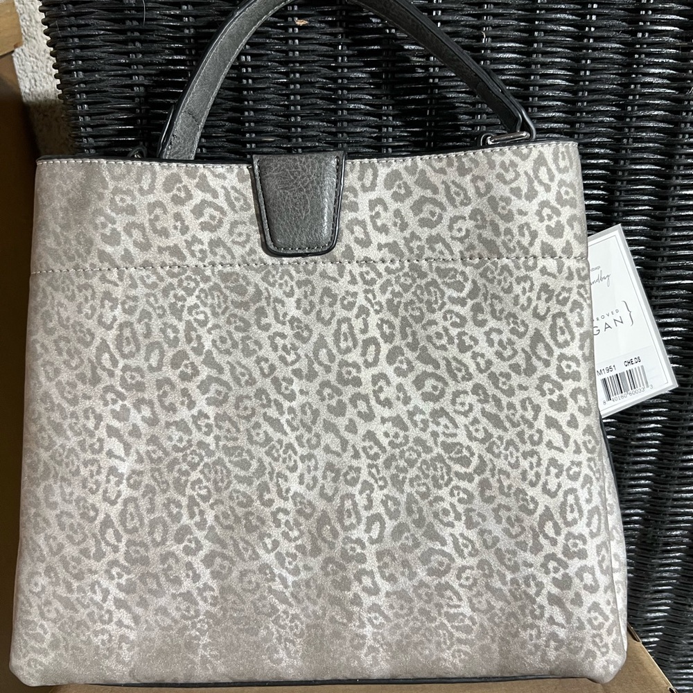 Jen & Co Satchel With Zip And Inner Slip
(NWT) Pockets In Gray. Satchel/hobo